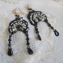 BO Féerie Black sind mit Swarovski-Kristallen, Kristallchatons, runden, facettierten, abgeflachten Perlen, Twist Bugles und Rocailles bestickt.